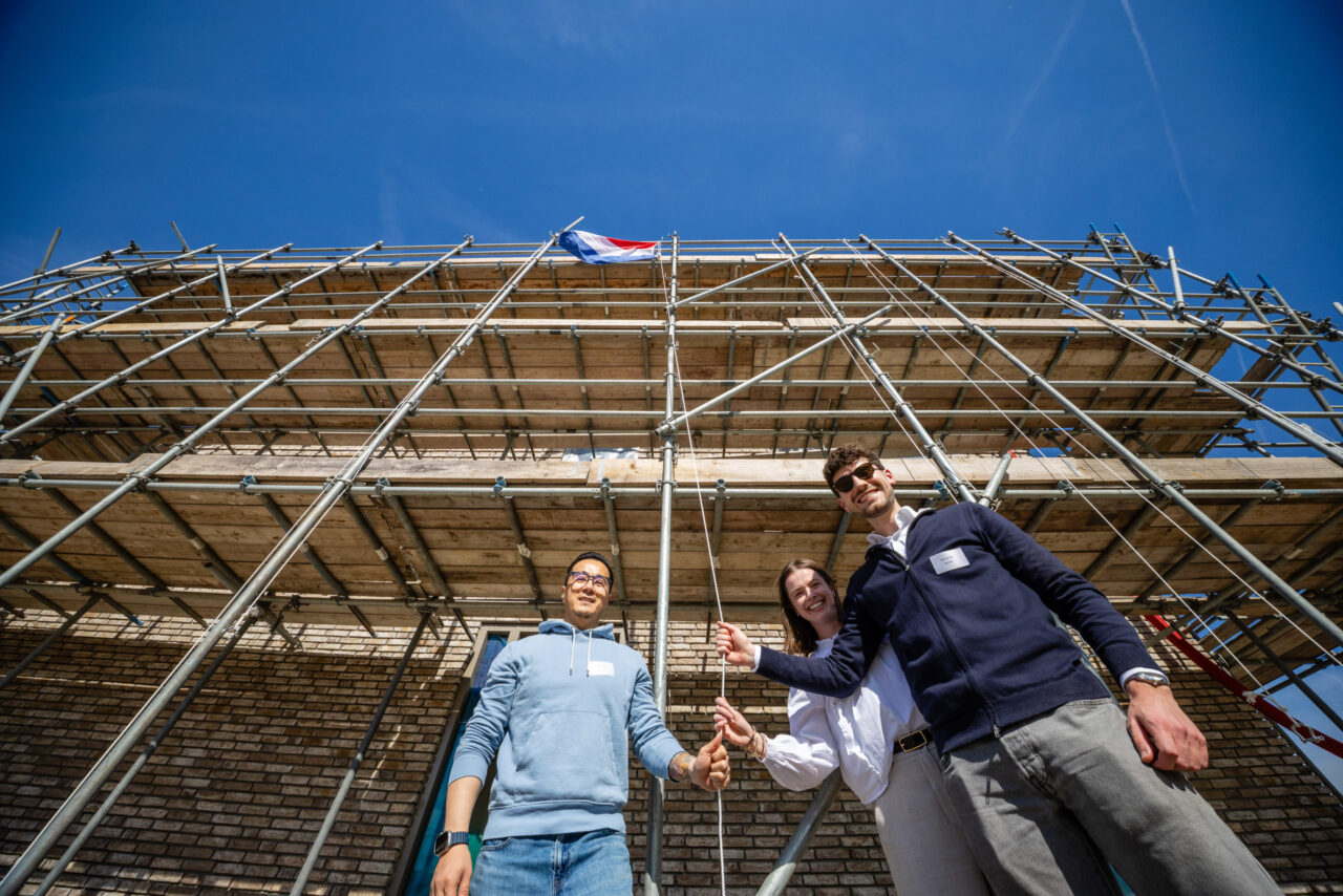 De vlag wordt gehesen op Molenerve fase 2